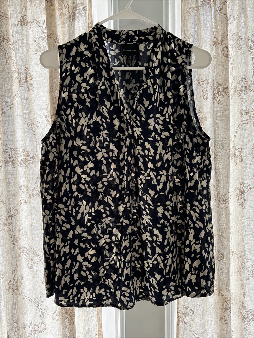 Sleeveless Black & Cream Leaf-Print V-Neck Blouse